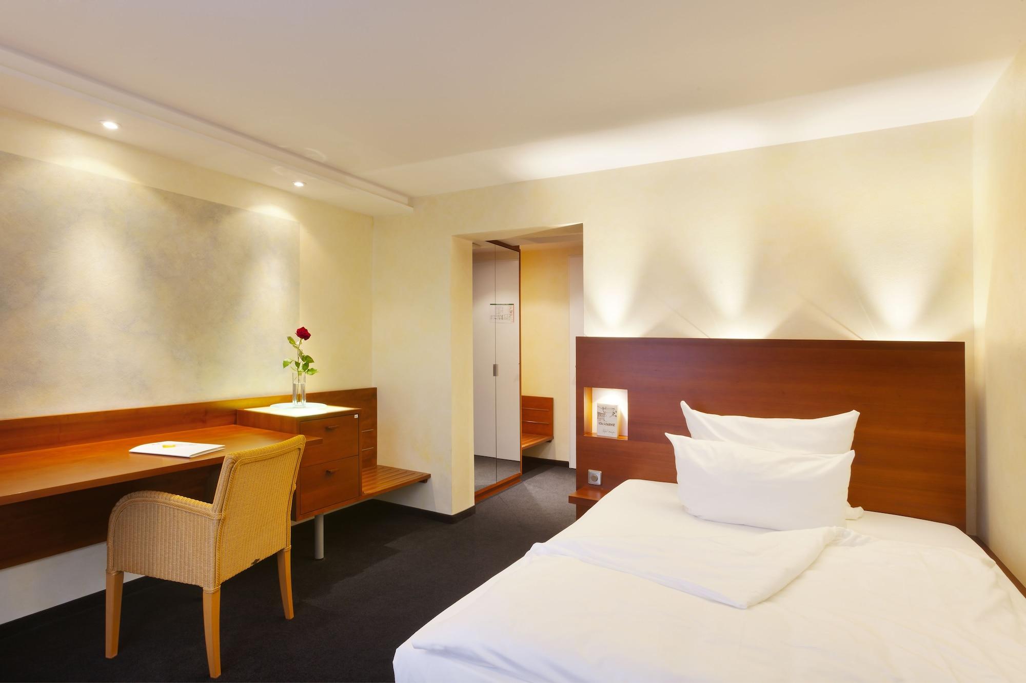 Hotel Adler Asperg Bagian luar foto