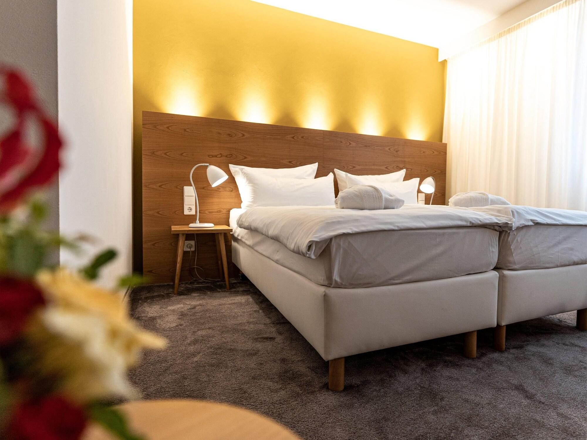 Hotel Adler Asperg Bagian luar foto